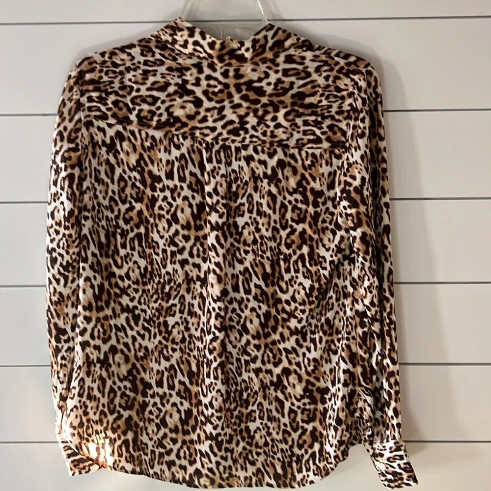 New with tags, Banana Republic button up leopard print blouse size extra small - Picture 4 of 4